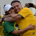 Michelle reza com apoiadores em hospital que Bolsonaro está internado imagem