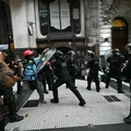 Milei promete prender protestantes por distúrbios na rua imagem