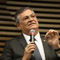 Ministro é aplaudido ao dizer que crime não está nos morros do Rio imagem