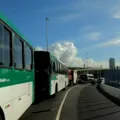 Motociclista bloqueia viaduto com pneus e interdita região do Iguatemi imagem