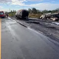 Motorista de caminhão-tanque morre carbonizado após batida na BR imagem