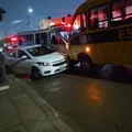 Motorista de micro-ônibus escolar passa mal e atinge cinco carros imagem