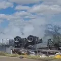 Motorista morre carbonizado após caminhão tombar na BA-026 imagem