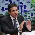 Motta se irrita e bate na mesa após deputadas insistirem em projeto imagem