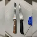 Mulher é presa após esfaquear e cortar cabelo de irmã gêmea imagem