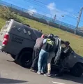 Mulher ferida em tiroteio na Paralela está fora de perigo, diz coronel imagem