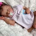 Mulher leva bebê reborn para se vacinar: "É só abrir a agulha" imagem