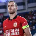 Naturalizado, ex-Vitória muda de nome estreia pela seleção chinesa imagem