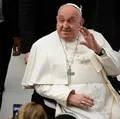 Papa Francisco deixa o hospital após quase 40 dias internado imagem