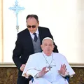 Papa Francisco faz primeira aparição no Vaticano após deixar hospital imagem