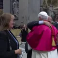 Papa Leão abraça irmão após missa inaugural de pontificado imagem