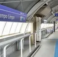 Passageiro de metrô morre após ficar preso na porta do trem imagem