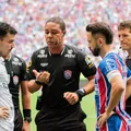 Polêmico: relembre árbitros que fizeram história no clássico Ba-Vi imagem