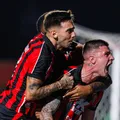 "Quase quebrei a perna", revela Kayzer após estreia épica no Barradão imagem