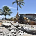 Quiosques irregulares são demolidos na orla de Itapuã imagem