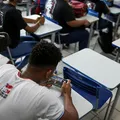 Salvador proíbe uso de celular em sala de aula e bibliotecas imagem