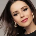 Sandy curte bloco disfarçada com novo namorado imagem