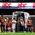 Tensão: atleta sai do gramado em ambulância na primeira rodada do Brasileirão imagem