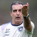 Torcida do Botafogo picha muro e pede saída de Renato Paiva, ex-Bahia imagem
