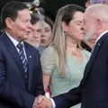 Trégua? Lula e Mourão se cumprimentam em evento militar imagem