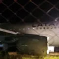 VÍDEO: Avião sai da pista de aeroporto e para no gramado imagem