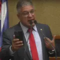 VÍDEO: Líder do governo solta a voz na Alba com música sobre racismo imagem