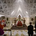 Vaticano divulga primeiras imagens do Papa Francisco em caixão simples imagem