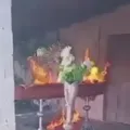 Vídeo: Facção invade velório e põe fogo em corpo de rival imagem