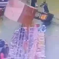 Vídeo: cliente fica soterrada ao ser atingida por carga em supermercado imagem
