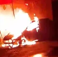 Vídeo: fiação de poste pega fogo e destrói carro em Salvador imagem
