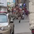 Vídeo: idoso é baleado durante troca de tiros em bairro de Salvador imagem