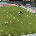 Zagueiro do Carabobo desmaia após choque com jogador do Botafogo imagem