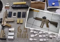 Acusada de tráfico, mulher é presa com fuzil em Feira de Santana imagem