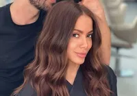 Anitta surge nua em cenas quentes de clipe com cantora; confira imagem