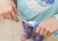 Anvisa faz alerta para uso de creme dental após suspender produto imagem