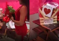 Apaixonou? Homem viraliza ao se declarar para funcionária de cabaré imagem