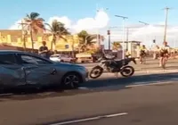 Após assalto, criminosos geram grave acidente na Av. Pinto de Aguiar imagem