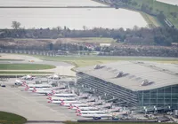 Após incêndio, maior aeroporto de Londres retoma operações imagem
