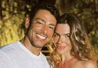 Após indiretas, ex de Cauã Reymond rebate ataques nas redes sociais imagem