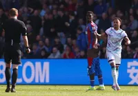 Após ter calção puxado, jogador fica só de cueca na Premier League imagem