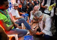 Às vésperas da Sexta Santa, ministro lava pés de moradores de rua imagem