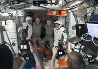 Astronautas iniciam volta à Terra após passarem nove meses em estação espacial imagem