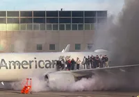 Avião pega fogo em aeroporto e deixa 12 feridos nos EUA