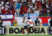Bahia faz jogo heroico, vence o Vitória com um a menos e entra no G-6 imagem