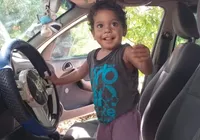 Bebê morre eletrocutado após mãe ligar tomada de geladeira na Bahia imagem