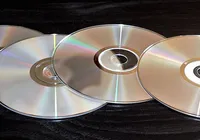 CDs antigos têm nova função e podem valer dinheiro ou virar decoração