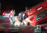 Caminhão com refrigerantes tomba na BR-324 e carga é saqueada imagem