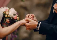 Cantor sertanejo pede namorada em casamento no camarim; confira imagem