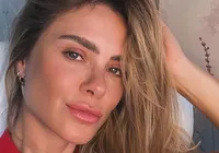 Carolina Dieckmann publica foto de topless ao lado de Angélica