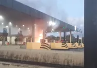 Carro pega fogo em praça de pedágio  e assusta motoristas imagem